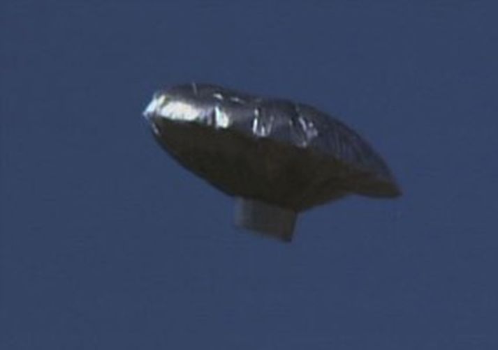 Drengurinn var sagður vera fastur í loftbelgnum. Mynd/ AFP.