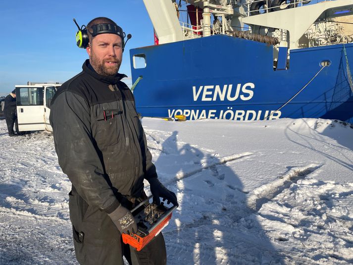 Jón Heiðar Hannesson, yfirvélstjóri á Venusi NS, var ásamt skipsfélögum að sinna viðhaldi á skipinu í Sundahöfn í dag.