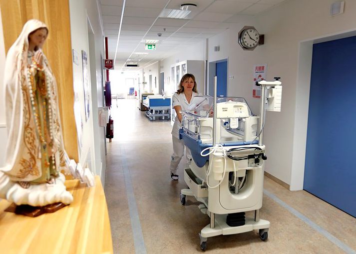 Tilmælin byggja á stefnu um heimsóknir og viðveru við fæðingar sem mótuð var þegar fæðingarþjónustunni á spítalanum var breytt árið 2014. 