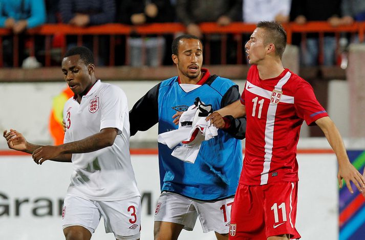 Einn leikmaður reynir hér að ræða við Rose.