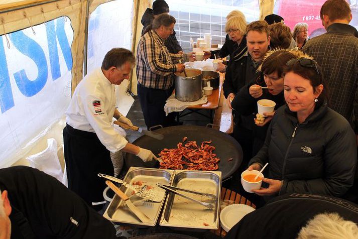 Ísfirðingar fjölmenntu niður á höfn til að gæða sér á sjávarréttum og knýja á um málstaðinn þegar rækjubátar komu úr síðustu ferð.
