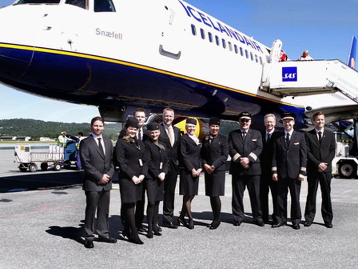 Áhöfnin í fyrsta fluginu til Þrándheims.