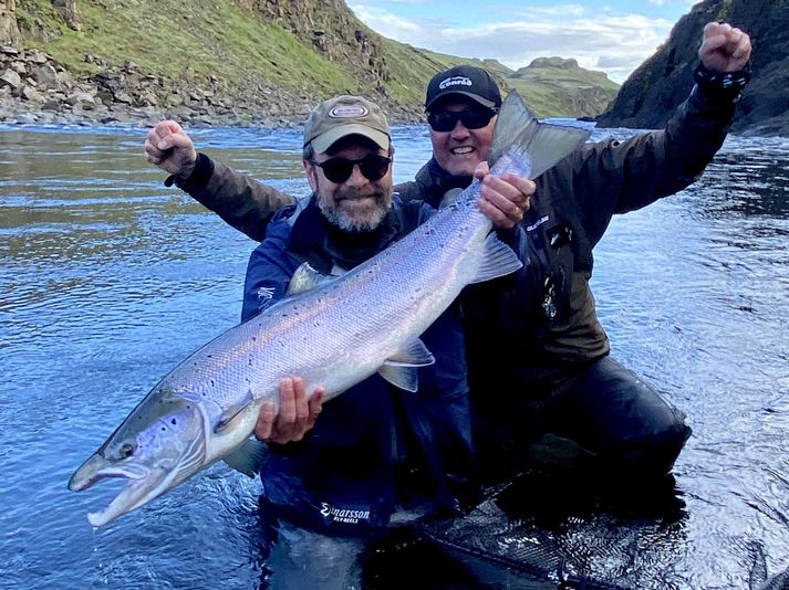 Finnur og Nökkvi með 93 sm lax sem veiddist í fyrradag á svæði IV í Stóru Laxá