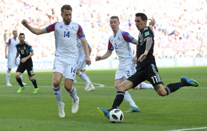 Birkir Már og Kári Árnason í baráttunni gegn Angel Di Maria, leikmanni Argentínu, á HM í Rússlandi 2018.