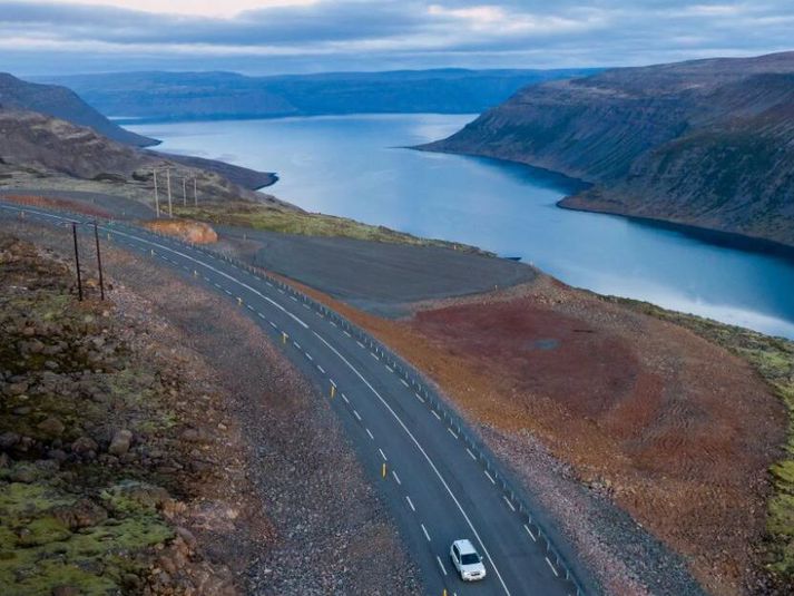 Nýi vegurinn yfir Dynjandisheiði. Horft niður í Geirþjófsfjörð og Arnarfjörð. Fyrir miðri mynd er nýr áningarstaður með þessu magnaða útsýni.