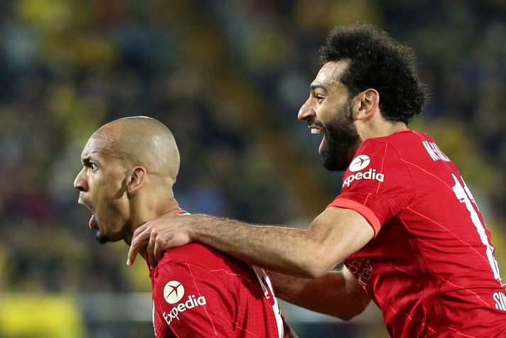 Fabinho og Mo Salah fagna markinu sem kom Liverpool aftur inn í leikinn á móti Villarreal í gær.