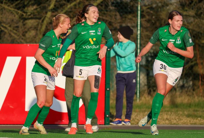 Edith Kristín Kristjánsdóttir, sem er hér lengst til hægri, skoraði þriðja mark Blika en hún verður ekki sautján ára fyrr en í júlí.