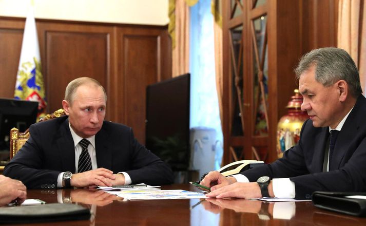 Vladimír Pútín forseti ásamt Sergei Sjoígú varnarmálaráðherra á fundi í Moskvu þar sem þeir ræddu og kynntu fyrir blaðamönnum vopnahléið, sem hefjast átti í Sýrlandi í gærkvöld.