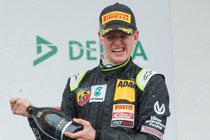 Mick Schumacher er byrjaður að sprauta kampavíni aðeins 16 ára gamall.