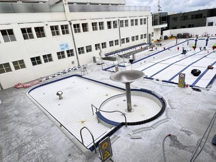 Tafir hafa orðið á framkvæmdum og er ljóst að laugin opni ekki á ný á mánudag líkt og upphaflega stóð til.