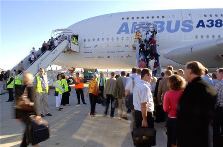 Starfsmenn Airbus fara um borð í risaþotuna.