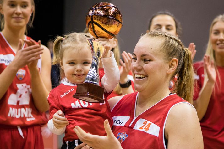 Helena Sverrisdóttir með dóttur sinni.