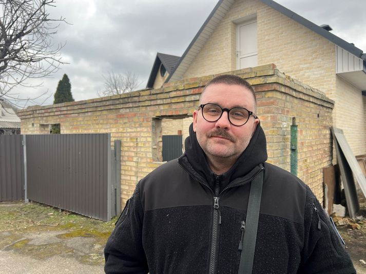 Óskar Hallgrímsson hefur búið í Úkraínu í um fimm ár þar sem hann rekur lítið listastúdíó ásamt konunni sinni og flytur fréttir af stríðinu.