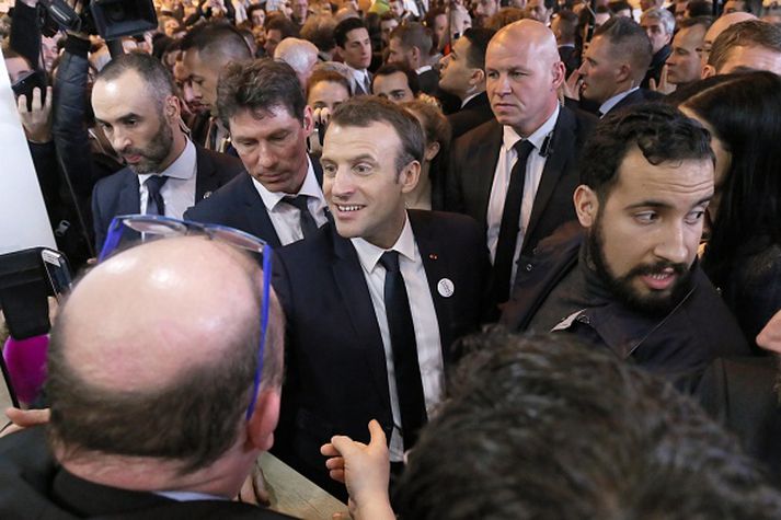 Emmanuel Macron er sagður hafa vitað af atburðunum frá 2. maí, degi eftir mótmælin. Hér sést Benalla hægra meginn við forsetann.