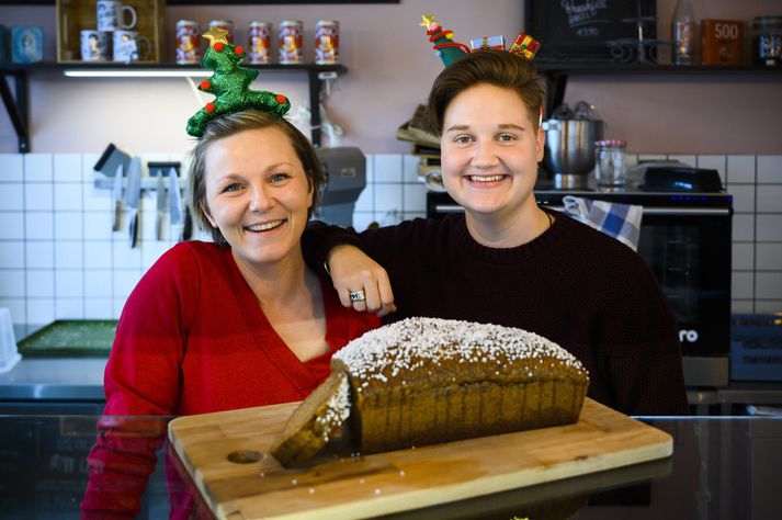 Emilie Zmaher og Bo Rotgans standa vaktina á kaffihúsinu.