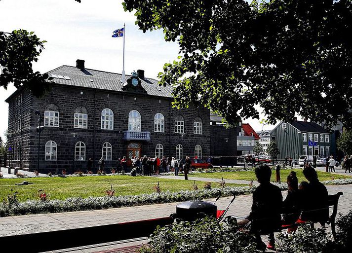 Óvissa um þinglok eykur álag Á skrifstofu Alþingis starfa 120 manns sem þurfa margir hverjir að laga frítíma sinn og sumaráætlanir að óútreiknanlegum vinnutíma þingsins.Fréttablaðið/GVA 