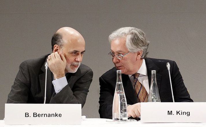 nefjum stungið saman Breski seðlabankastjórinn Mervyn King, sem hér ræðir við kollega sinn Ben Bernanke, segir hækkun á hrávörumörkuðum hægja á efnahagsbatanum. 
Fréttablaðið/AFP