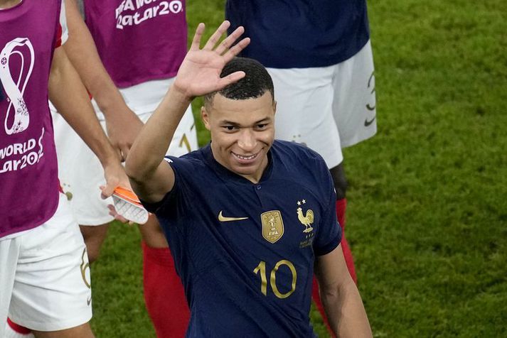 Kylian Mbappe veifar áhorfendum eftir leikinn í gær.