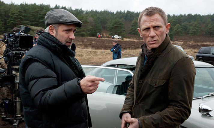 Sam Mendes (t.v.) og Daniel Craig við tökur Skyfall.