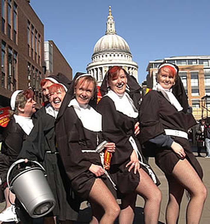 Þessar fersku nunnur eru ekki þær sem hér greinir frá heldur breskir stúdentar að dimmitera.