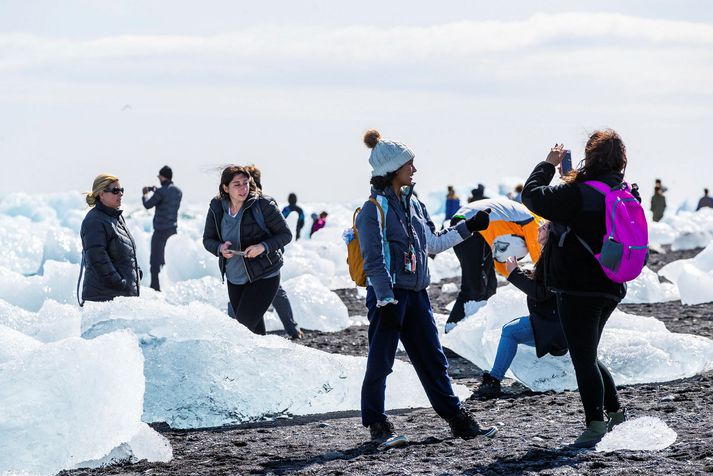 Ferðamenn taka myndir í Vestri-Fellsfjöru sumarið 2019, þegar ný kórónuveira hafði ekki látið á sér kræla.