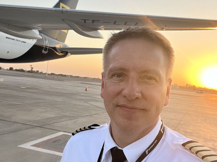 Jóhannes Bjarni Guðmundsson, flugstjóri hjá Icelandair, heldur úti Flugvarpinu, hlaðvarpi um íslensk flugmál.