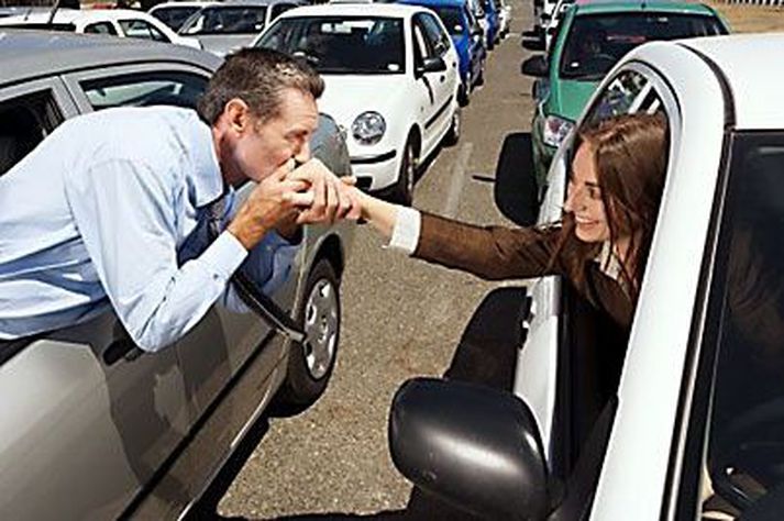 Það gæti borgað sig fyrir karlpeninginn að láta konurnar ganga á eftir sér, sem eru kannski ekki ný vísindi.