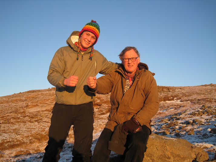 Bjarki með vini og syni í fjallgöngu í Lundareykjadal.