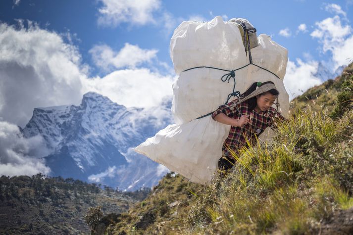 Ungir nepalskir burðarmenn vöktu aðdáun íslenska göngufólksins á degi hverjum.