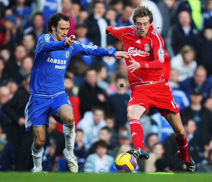Crouch í baráttu við Ricardo Carvalho, leikmann Chelsea.