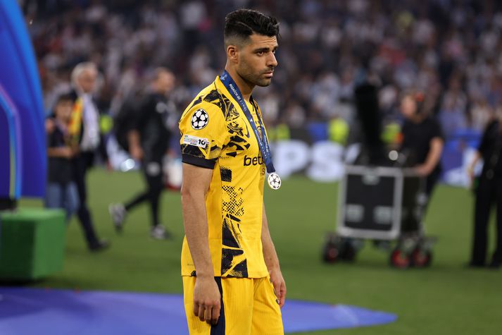 Mehdi Taremi niðurlútur með silfurverðlaun sín eftir tap Internazionale í úrslitaleik Meistaradeildarinnar á dögunum.