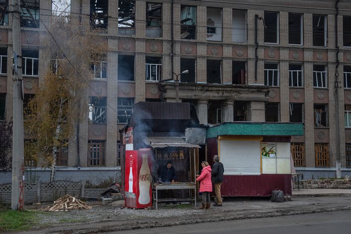 Frá mannlífi í bænum Kostyantynivka í Donetsk héraði. Selenskí Úkraínuforseti sakar Rússa um að hafa áformað að sprengja upp vatnsaflsstíflu skammt frá borginni.