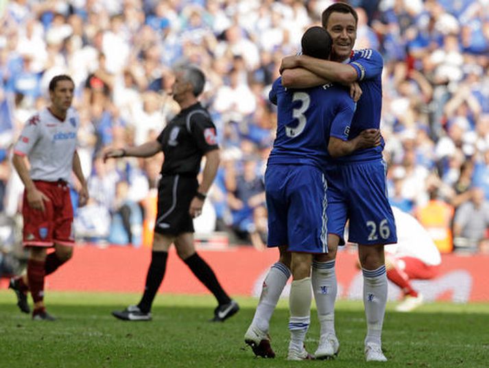 John Terry, fyrirliði Chelsea, fagnar sigri með Ashley Cole.