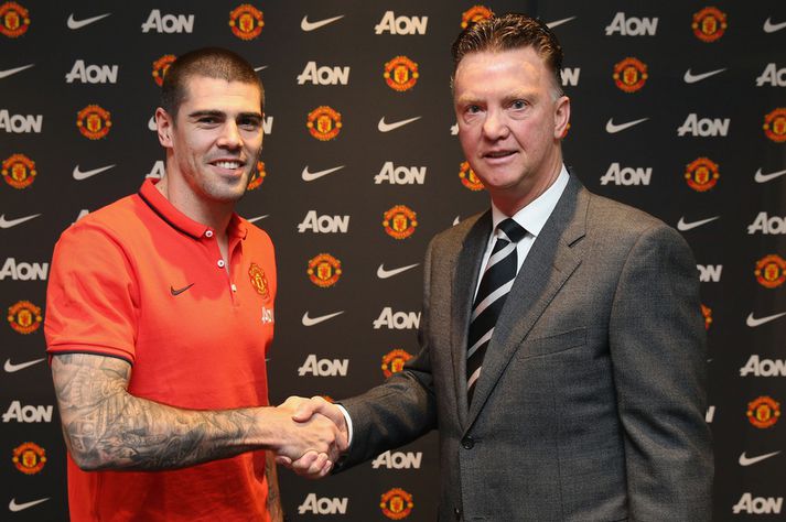 Víctor Valdés rífur í spaðann á Louis van Gaal eftir undirskriftina í kvöld.