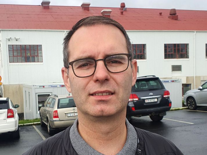 Benedikt Benediktsson er framleiðslustjóri SS. Hann segir að um einangrað tilfelli sé að ræða en fréttastofu hefur borist ábendingar um fleiri tilfelli matareitrunar.