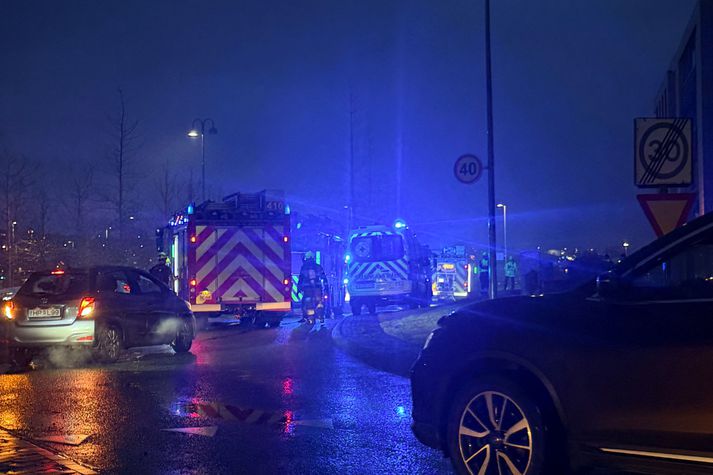 Slökkvilið vinnur að reykræstingu að Norðurbakka.