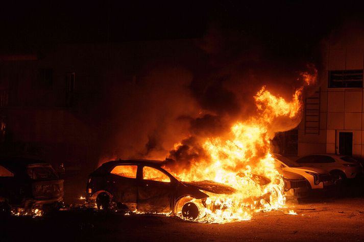 Bíll stendur í ljósum logum í Kænugarði eftir árásir næturinnar. 