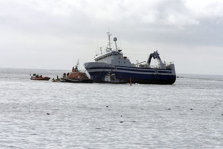 Á strandstað Litlu munaði að Tý tækist ekki að draga Sóleyju Sigurjóns á flot, en það tókst að lokum. mynd/víkurfréttir