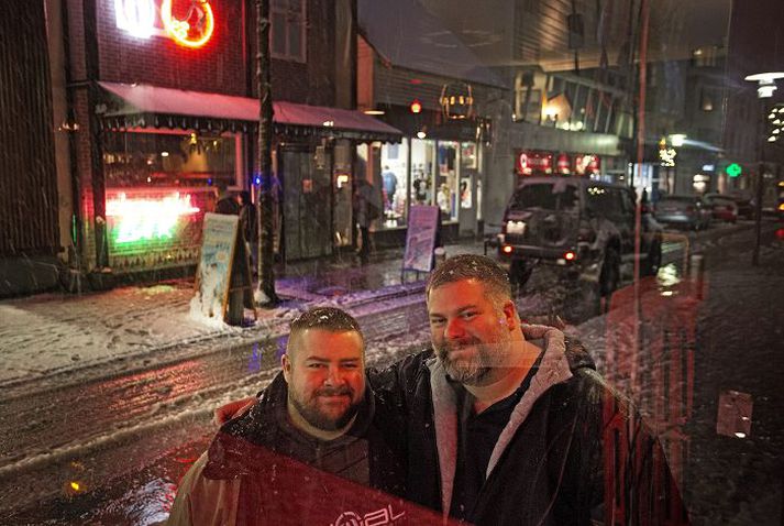 Rómantík í Reykjavík. Dean og J.D. trúlofuðu sig hér á landi í fyrra. Fréttablaðið/Valli