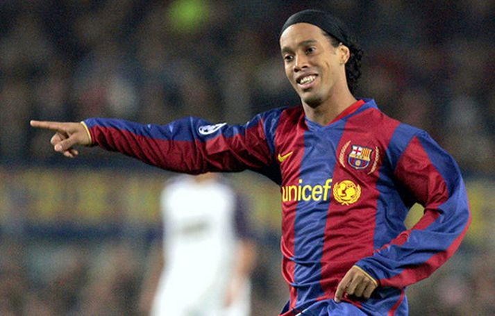 Ronaldinho fagnar marki með Barcelona.