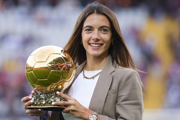 Aitana Bonmati með Gullknöttinn, Ballon d'Or, sem hún hefur unnið undanfarin tvö ár.
