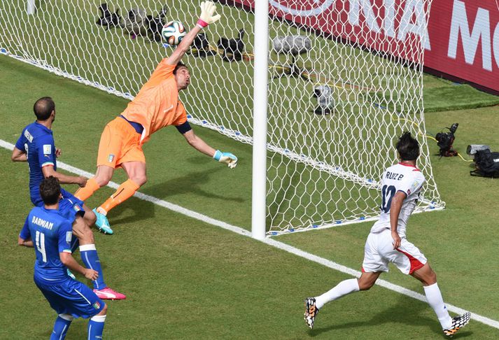 Buffon réð ekkert við skalla Ruiz