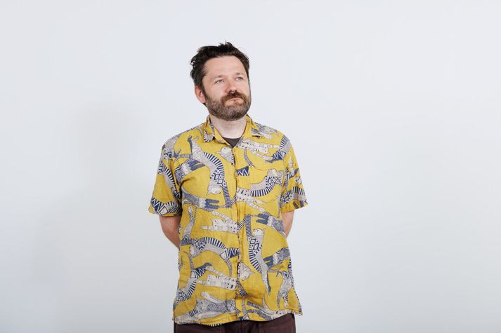 Gunnar Theodór Eggertsson hristir alla rómantík af hlýlegri ímynd huldufólks í nýjustu bók sinni Álfareiðin. Útkoman er saga sem höfðar jafnt til fullorðinna og ungmenna.