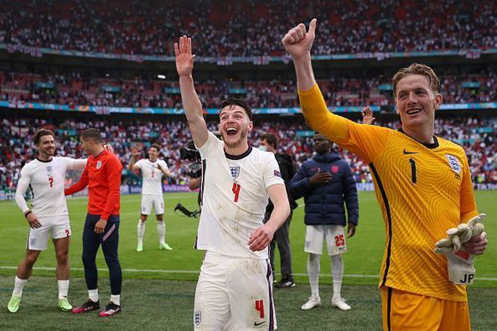 Pickford og Rice fagna eftir sigurinn á Wembley í dag. Þeim er væntanlega slétt sama um leikaðferðina, svo lengi sem þeir vinna.