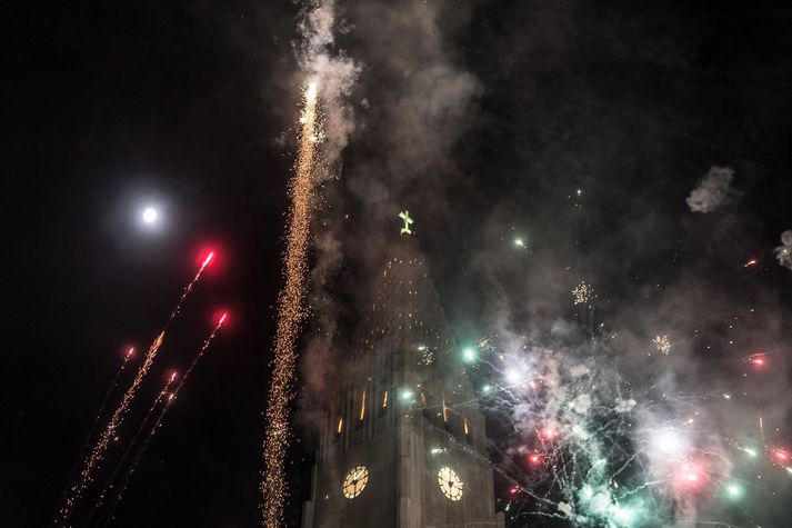 Það var nóg skotið upp við Hallgrímskirkju á gamlárskvöld.