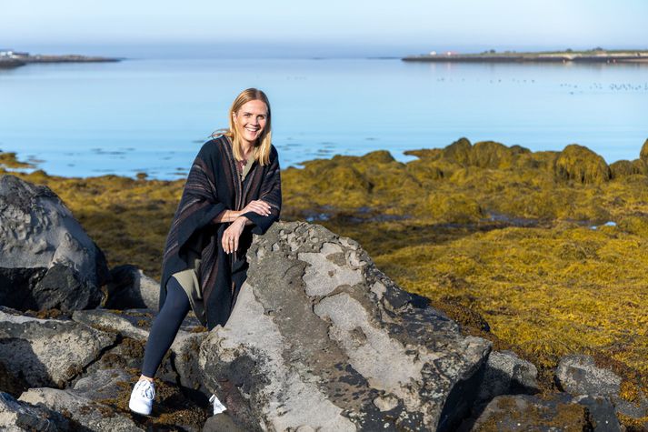 Anna Steinsen, eigandi og þjálfari hjá KVAN, segist hugsa jákvætt og nota húmorinn til að afkasta sem mest og takast á við áskoranir. Anna segir það ekki svo ólíkt að þjálfa ungt fólk eða fullorðna. Allt snúist þetta um að efla einstaklinga og þá þannig að fólk átti sig á því hversu magnað það er.