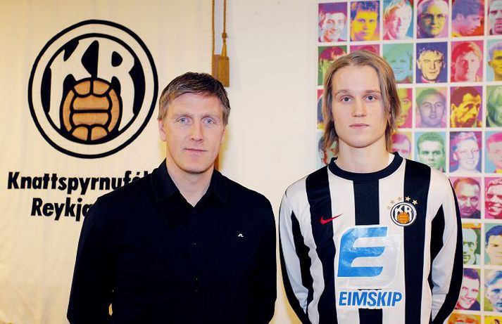Rúnar Kristinsson, þjálfari KR, með Atla Sigurjónssyni í gær.