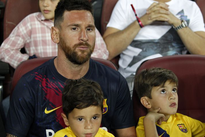 Messi á leik Barcelona á dögunum með börnum sínum.