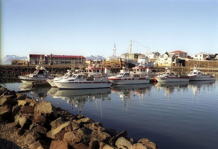 Lögreglumenn á Höfn stóðu vaktina á bílastæðinu við sundlaugina um helgina.