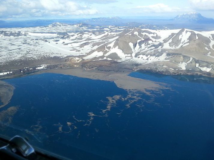 Talið er að 24 milljónir rúmmetra af jarðefnum hafi fallið í vatnið.